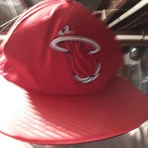 MIAMI HEAT FITTED NEW ERA HAT WITH STICKER IN EXCELLENT CONDITION  - SIZE 7- 3/4